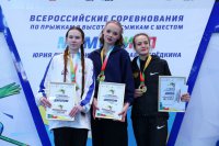 8 медалей, среди которых 4 золотые, завоевали свердловские прыгуны в высоту на Всероссийских соревнованиях «Мемориал Юрия Лукашевича и Вячеслава Середкина» в Челябинске 16 января.